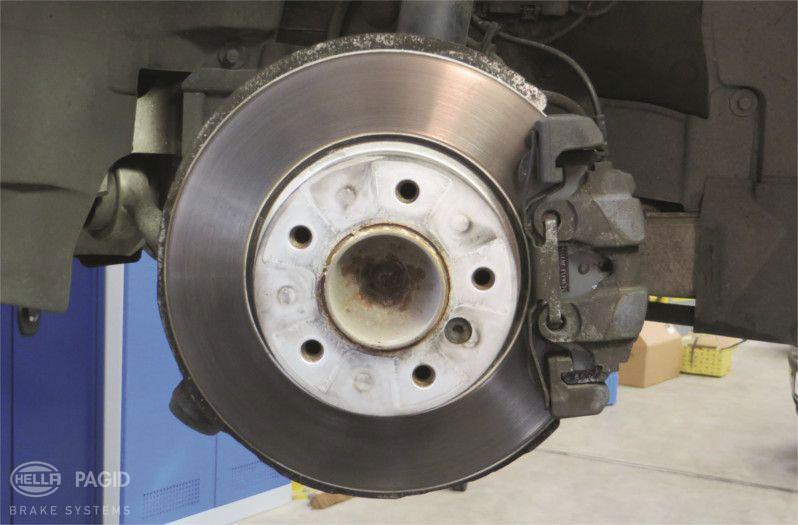 Support d'étrier de frein avec protection de disque de frein