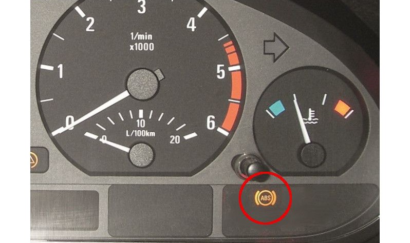 Checking the ABS sensor: The ABS warning light comes on