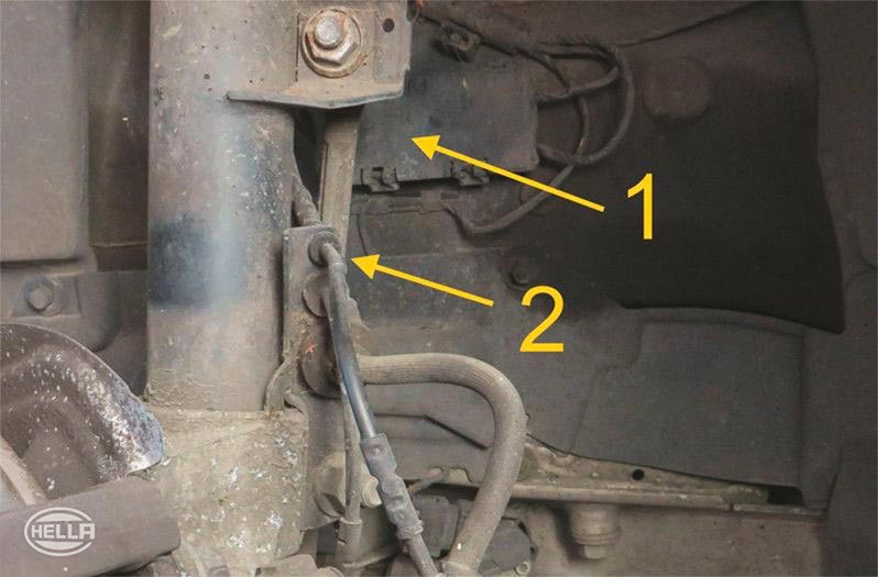 Unclip the wiring harness of the brake pad wear indicator