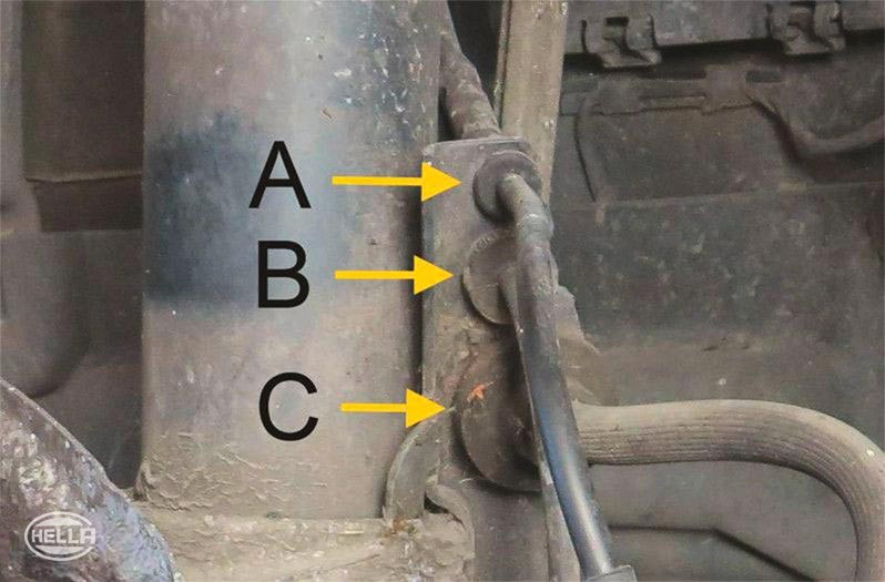 Unclip the cable set of the brake pad wear indicator