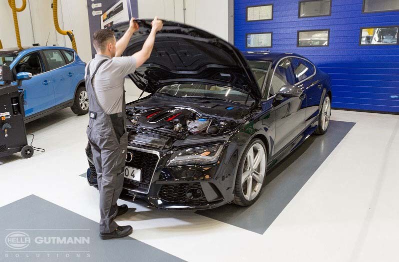 Lamp setting on an Audi RS 7: preparation