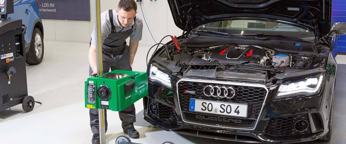 Scheinwerfer einstellen bei einem Audi RS7