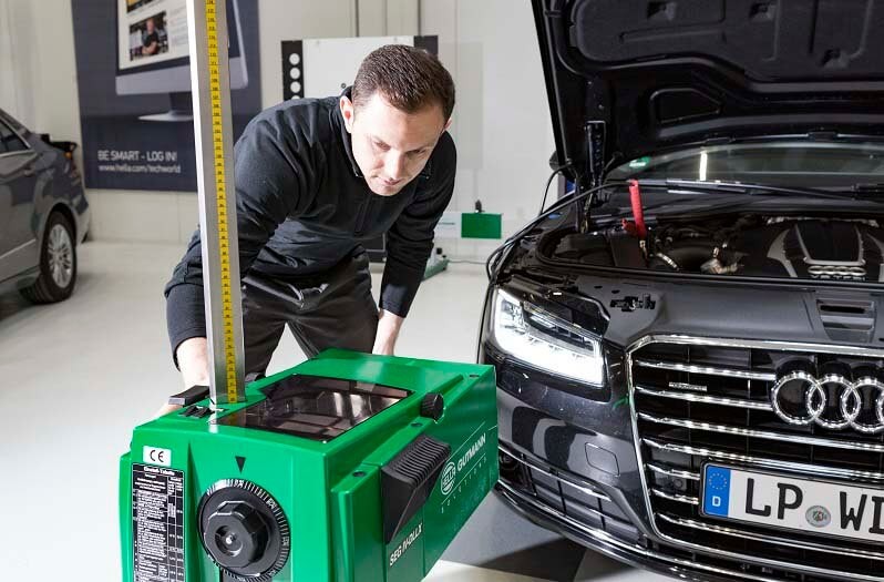 Lamp setting on an Audi A8 4.0i TFSI Quattro: Low beam test