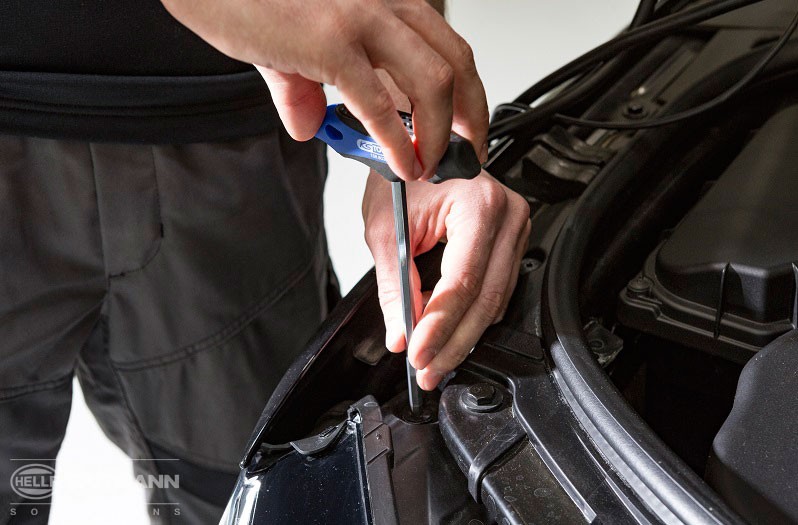 Lamp setting on an Audi A8 4.0i TFSI Quattro: Correcting lamp setting