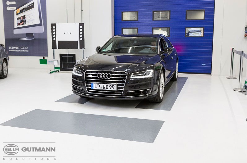 Lamp setting on an Audi A8 4.0i TFSI Quattro: vehicle and work preparation