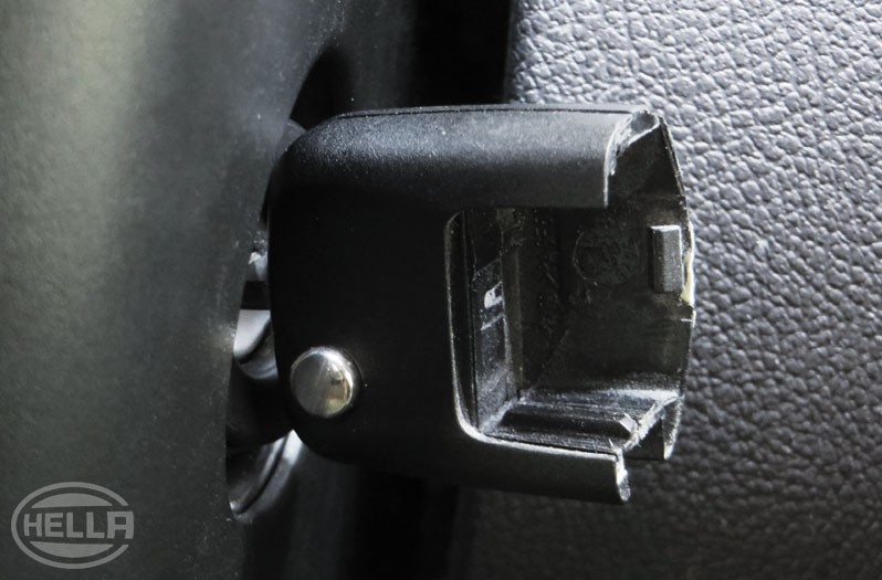 Coding or programming the car key: Insert the housing part into the ignition lock and switch on the ignition