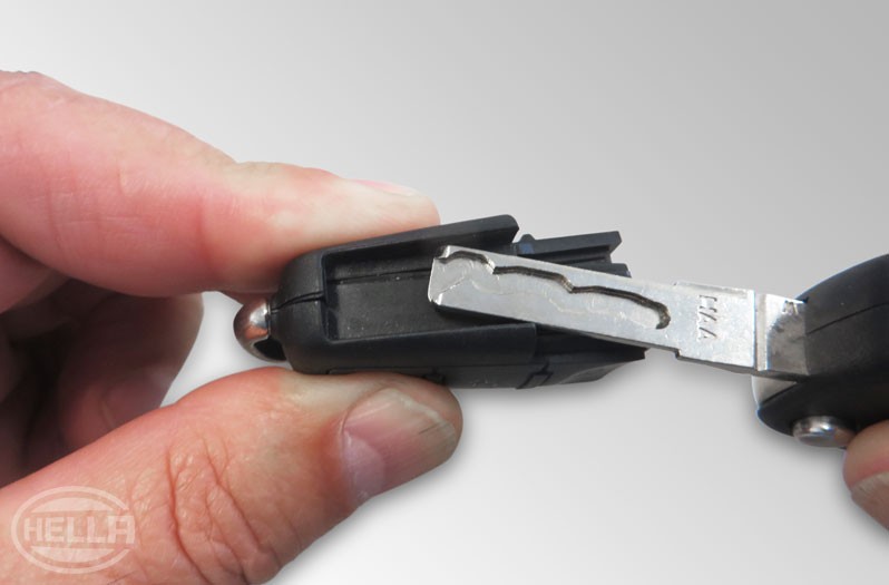 Changing the car key battery: Open the housing of the remote control