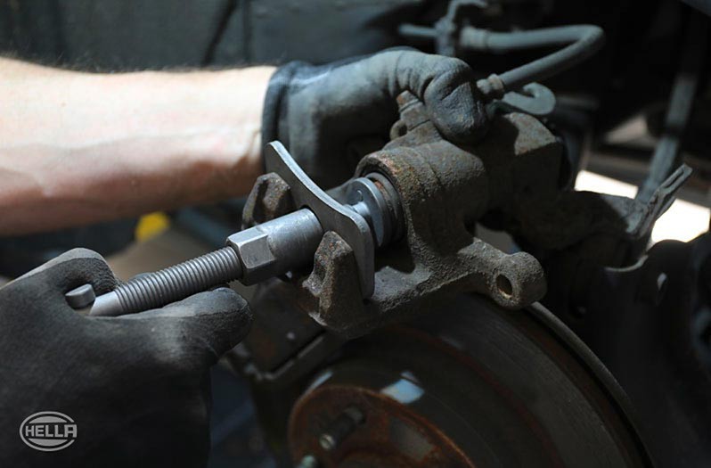 Figure 3: Turning back the brake piston correctly with a suitable reset tool