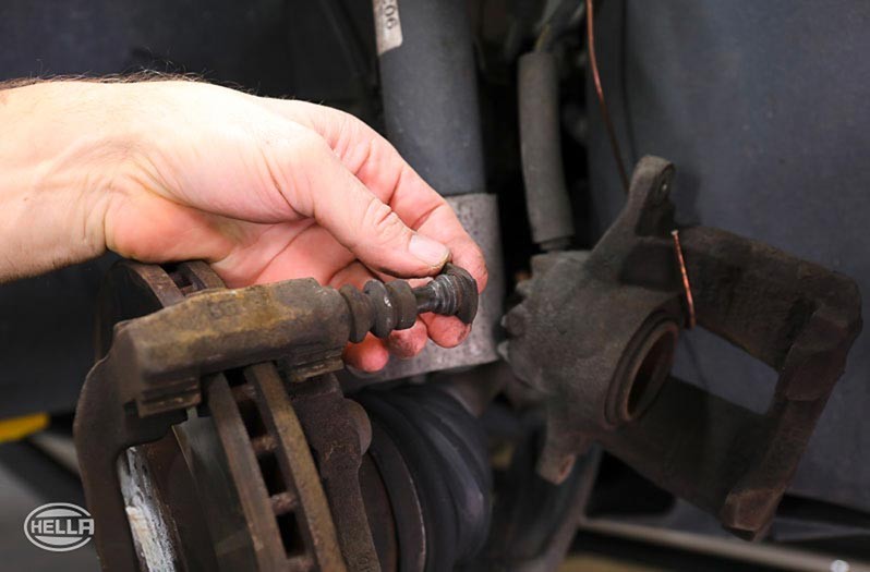 Praktische Reparaturhinweise - Führungsbolzen am Faustsattel: Die Führungsbolzen sollten sich leicht im Bremssattelträger hin und her bewegen lassen.