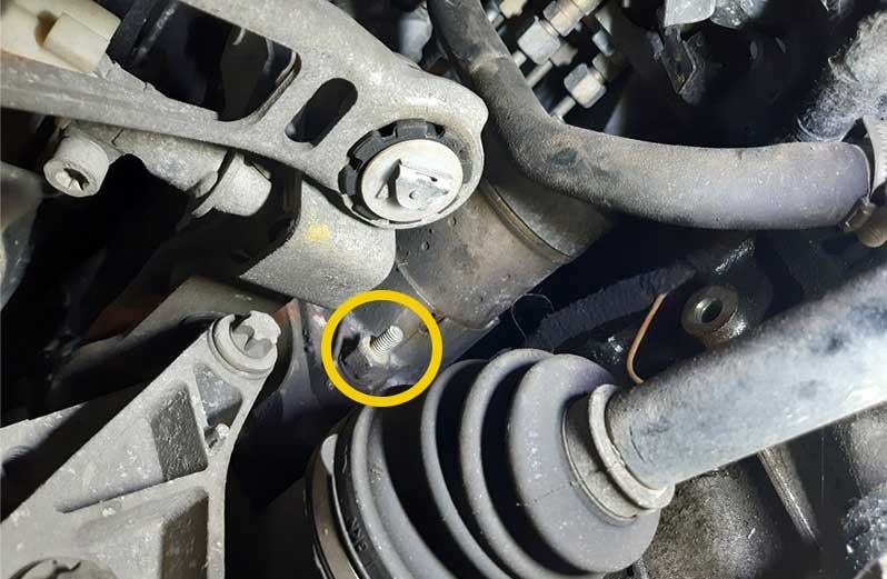 Loosen/remove screw from starter