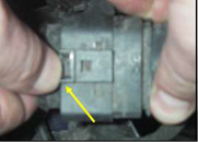 Volkswagen different models - The oval connector unlocks - Figure 3 Figure 4