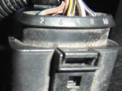 Volkswagen different models - The oval connector unlocks - Figure 2.: 10-pin connector