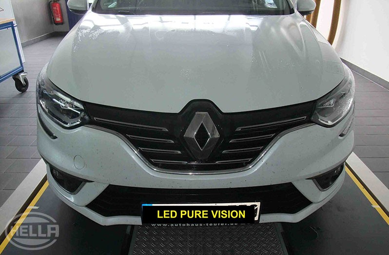 Light patterns of LED headlamps Renault Mégane - vehicle front view Renault Mégane IV, model year: 2016 