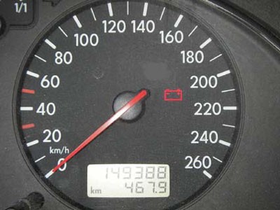 Effects and causes of a multifunction regulator failure: “Image of the alternator indicator light in the instrument cluster”