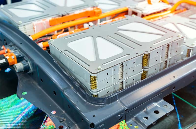 Die Anzahl gebrauchter Lithium-Ionen-Akkus nimmt zu. Nach ihrem Einsatz in E-Autos wartet auf einen Teil der Altbatterien das Recycling, um enthaltene Rohstoffe zurückzugewinnen.