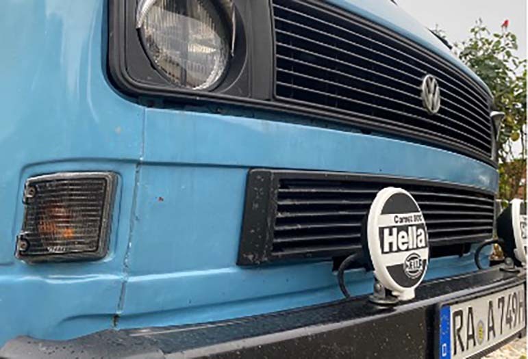 The VW T3 is equipped with auxiliary headlamps from HELLA.