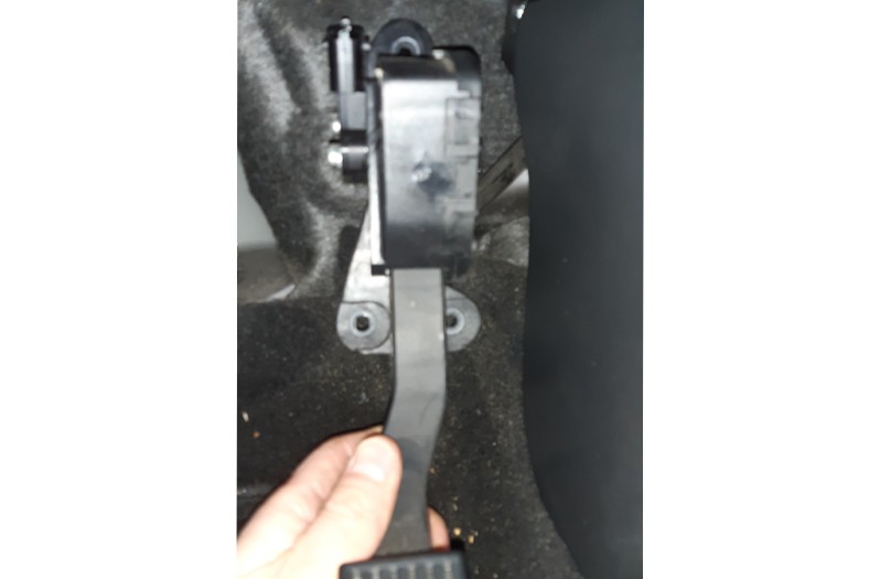 Kia Venga accelerator pedal removal in removed condition