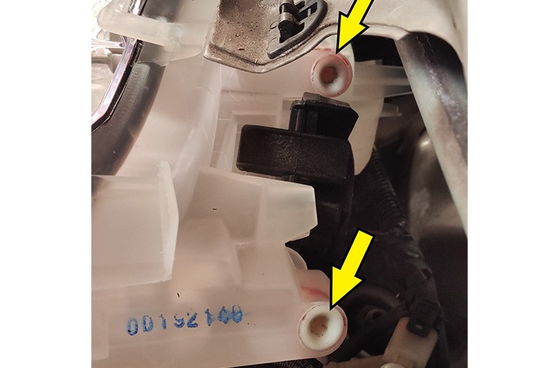 MCC_Smart_Scheinwerfer_Einstellschrauben_rechts