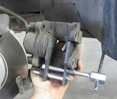 Maintenance information for brake caliper - Pushing the brake pistons back - Image 1