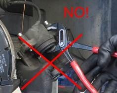 Maintenance information for brake caliper - Pushing the brake pistons back - Image 2