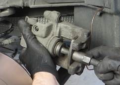 Maintenance information for brake caliper - Pushing the brake pistons back - Image 3