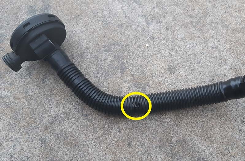 VW Polo 9N vent valve hose - the damaged area